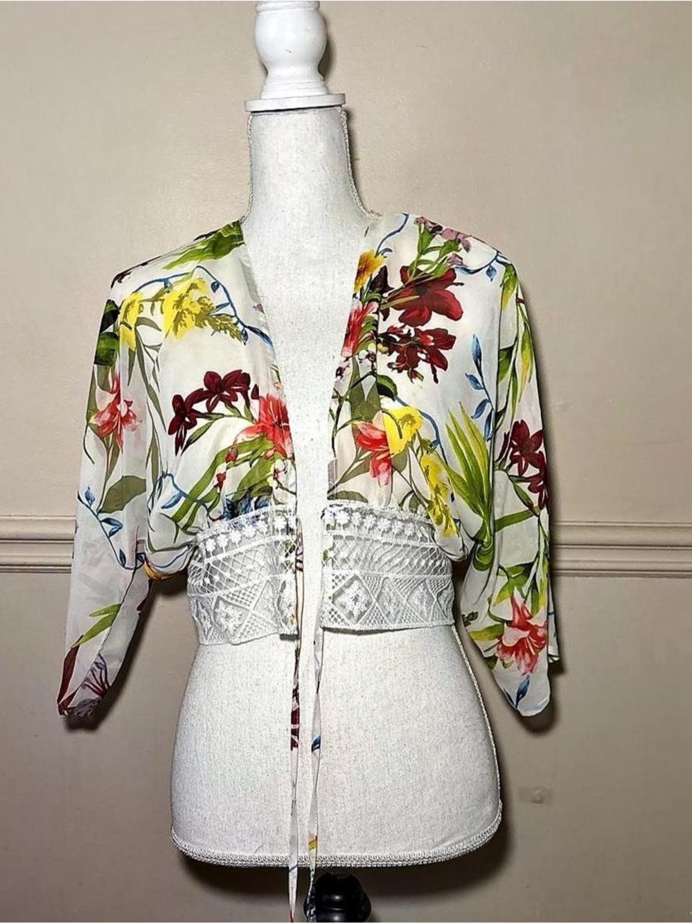 Timing White Floral Tie-Front Lace Waist Crop Top